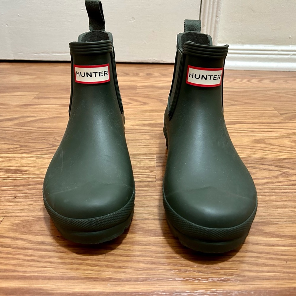 Hunter Ankle Rain Boots in dark olive green Green size 5
NEW. Never worn. No box